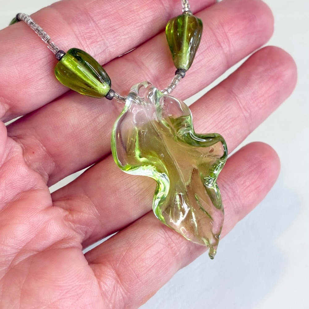 Vintage Necklace Green Art Glass Leaf Pendant Ribbed Beaded 20"